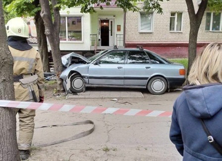 В Харькове автомобиль вылетел на тротуар (фото)