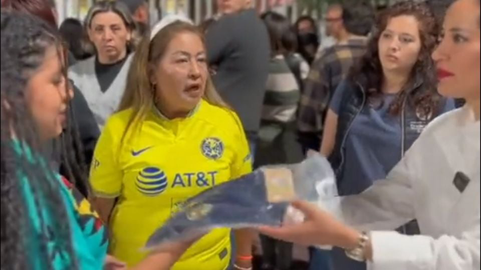 (VIDEO) Ódiame más: Sandra Cuevas reparte playeras del América en CDMX; presume relación con influencer