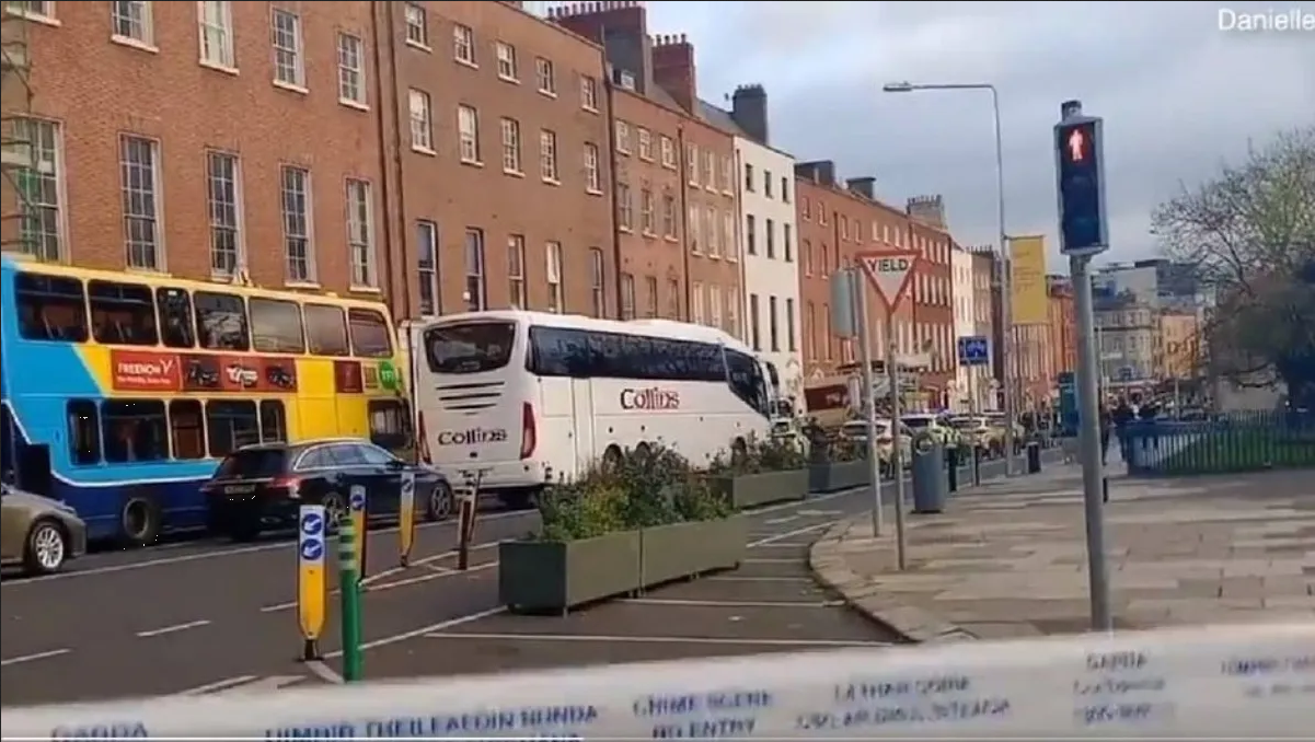 Hombre apuñala a cinco personas en el centro de Irlanda: Video