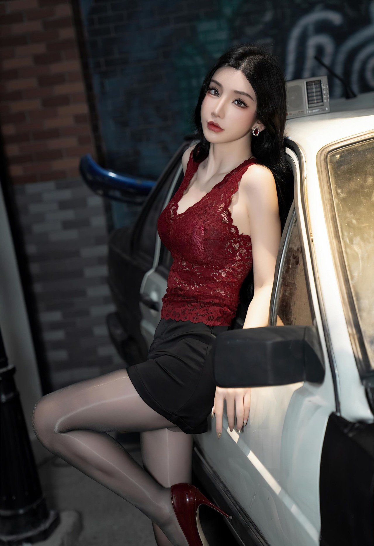 周于希《极品车模》写真，红黑拼接蕾丝上衣与黑色短裙，优雅与性感插图