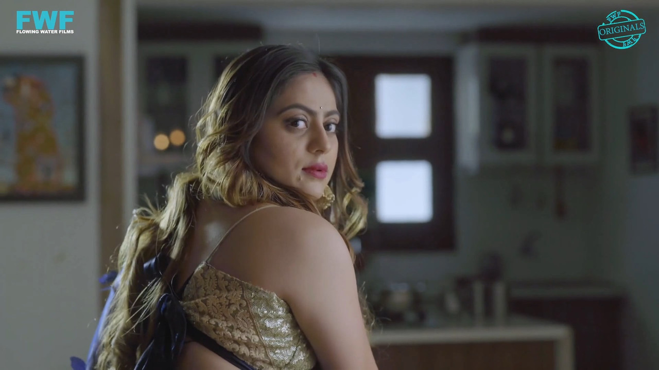 Dincy Vira Hot in saree.mkv_snapshot_00.28.903