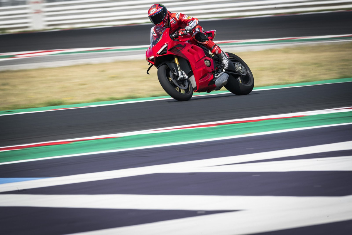 Супербайк Ducati Panigale V4 2022