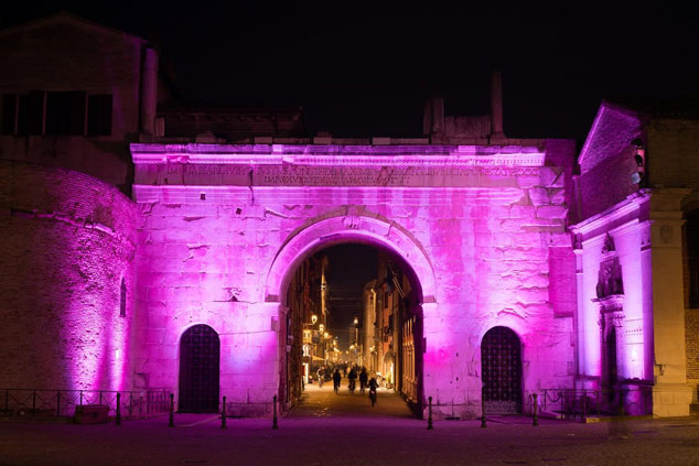 LArco dAugusto a Fano illuminato di rosa (Facebook)