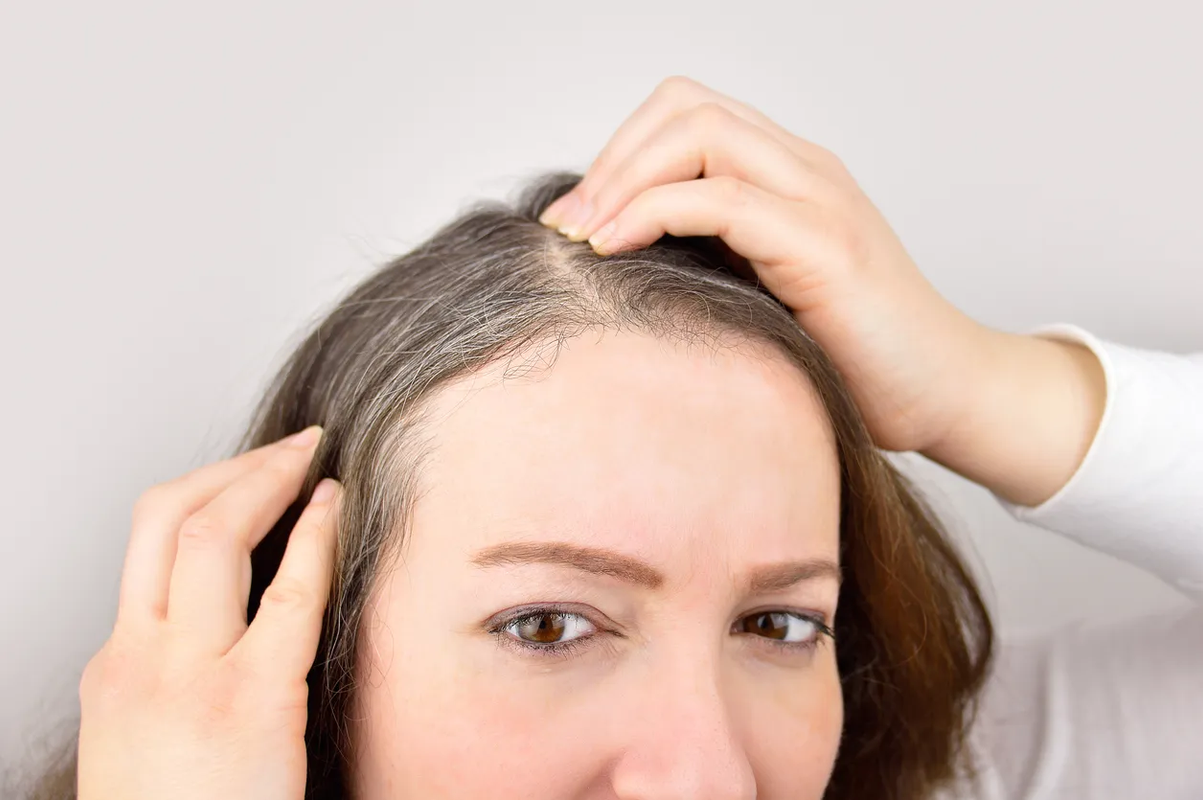 ¿Cómo matizar el cabello con canas sin tinte? Con este truco lucirá hermoso