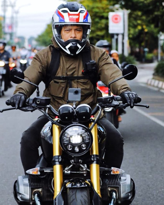 Ariel NOAH mengendarai motor gede
