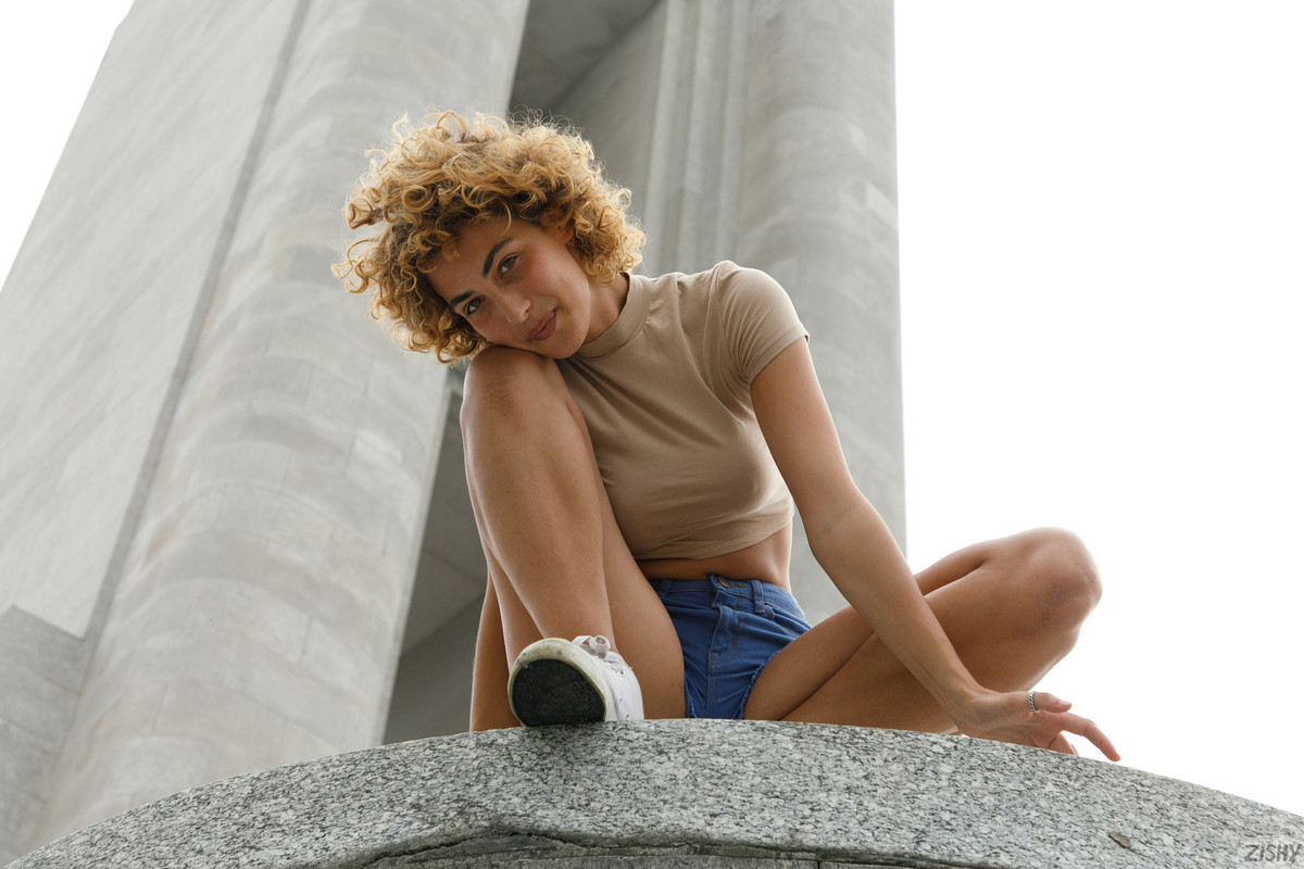 full_049_8899110651104025