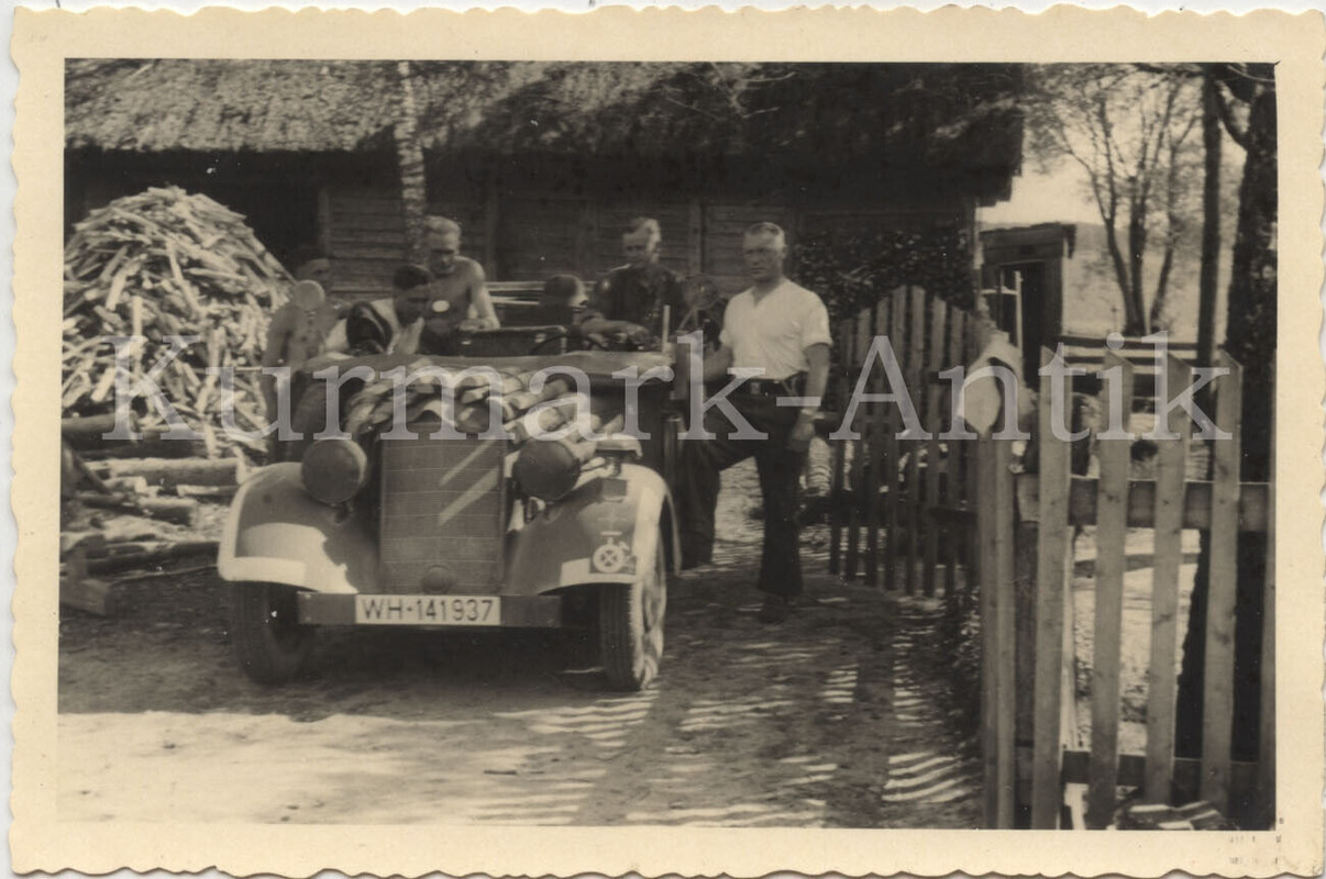 Foto Wehrmacht Russland Front PKW Kübel Emblem Kradschützen Wappen