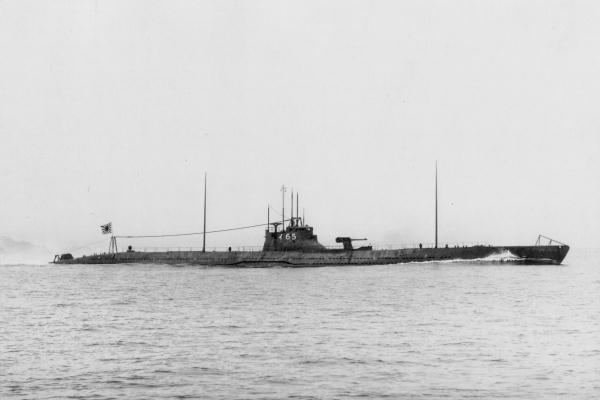 Japanese_submarine_I-165_in_1932