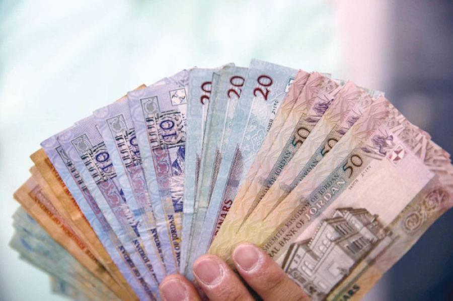 ارتفاع حوالات المغتربين قبل العيد قفزت بالطلب على الدينار 