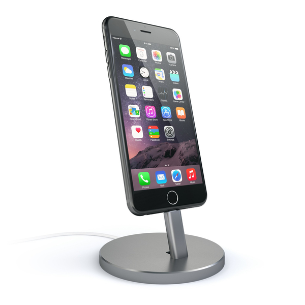 Soporte de carga Satechi de aluminio con un iPhone conectado.