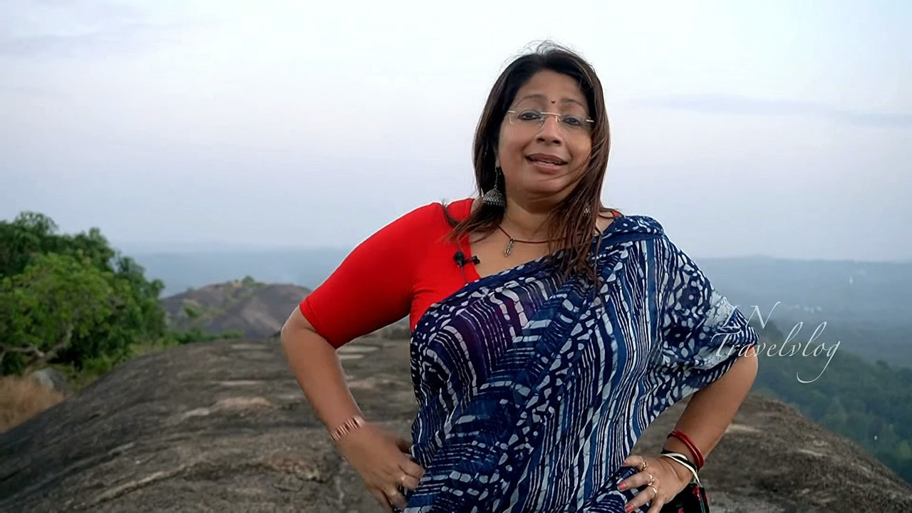 Lekshmi Nair Navel Slips,Huge Boobs and Ass.mkv_snapshot_02.07.551