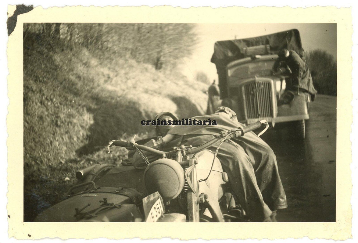 Orig. Foto 7.PD Kradmelder mit Zündapp Motorrad Mantel bei Rast Frankreich 1940