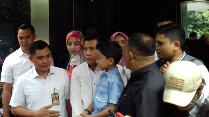 Artis cilik, Nabil Musyaffa Linggana (7), di Mapolda Metro Jaya, Selasa (27/9/2016), melaporkan ancaman akan dibunuh penggemarnya. 