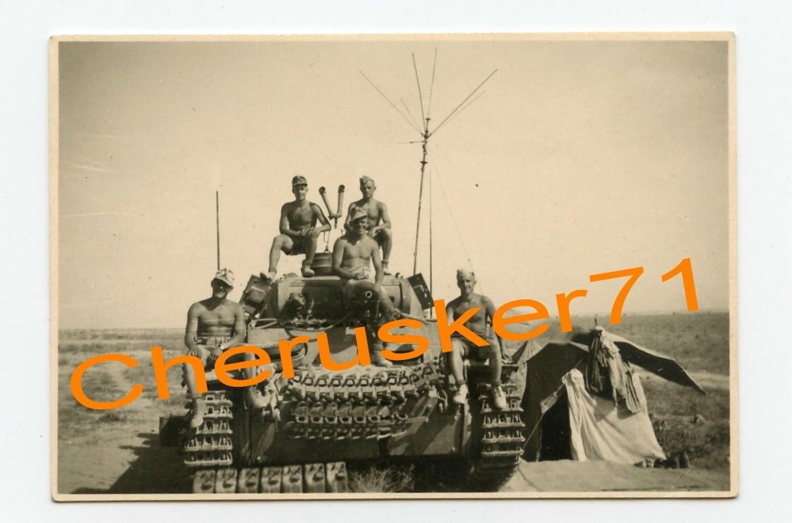 Foto Panzer Afrikakorps Besatzung Soldat halb nackt Wüste Tank O