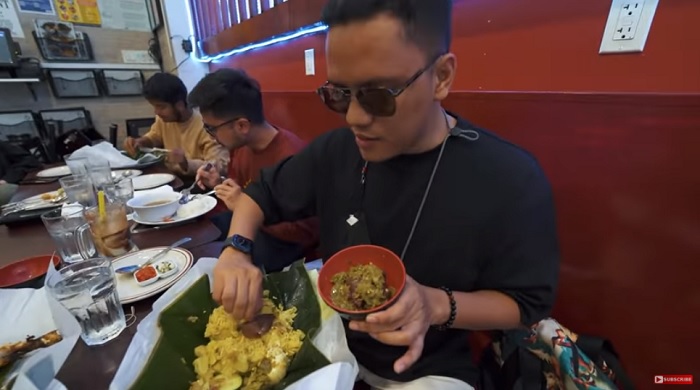 Momen Arief Muhammad sata mencicipi nasi Padang di Awang Ktchen.