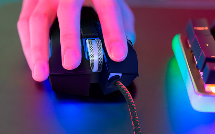 Una persona utilizando el mouse gamer Xtech, destacando su comodidad.