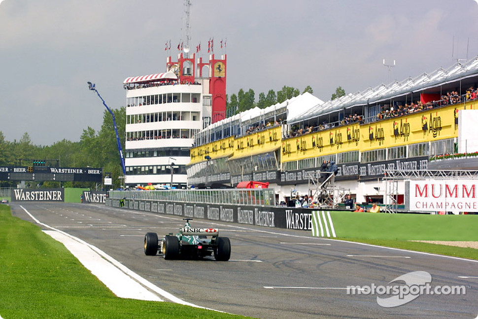 Temporada 2001 de Fórmula 1 F1-san-marino-gp-2001-a-jaguar-passing-the-pits