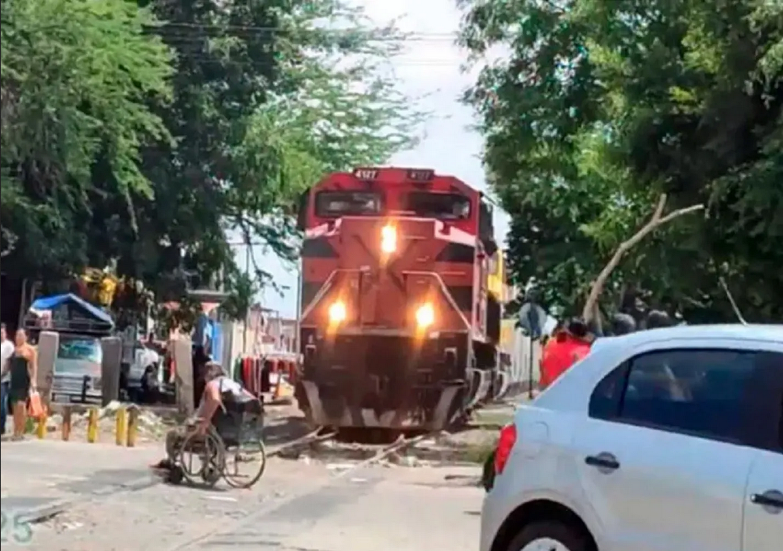 ¡La muerte jugó con él! Casi se lo lleva el tren, pero héroes lo salvan: video