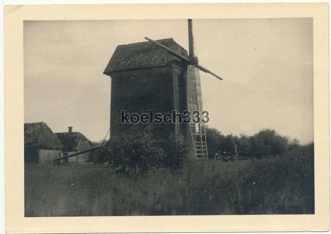 Foto Kradschütze der Wehrmacht vor einer Windmühle im Osten Russland 1941