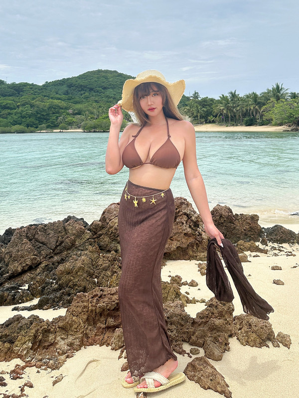 超巨乳美甲師在店內工作時展現惹火身材的特寫照