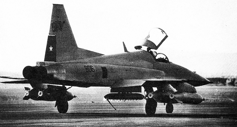 Northrop-F-5-E-806-bombas.jpg