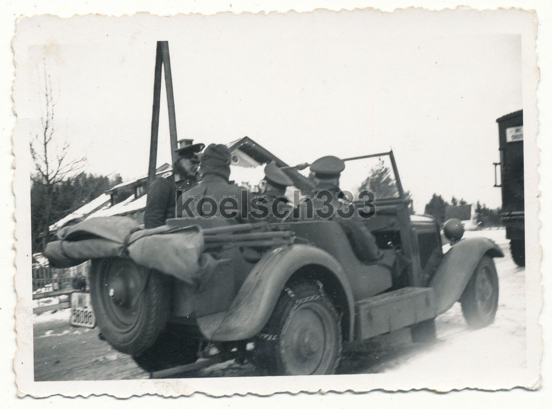 Foto Offiziere der Luftwaffe im BMW 309 Kübelwag