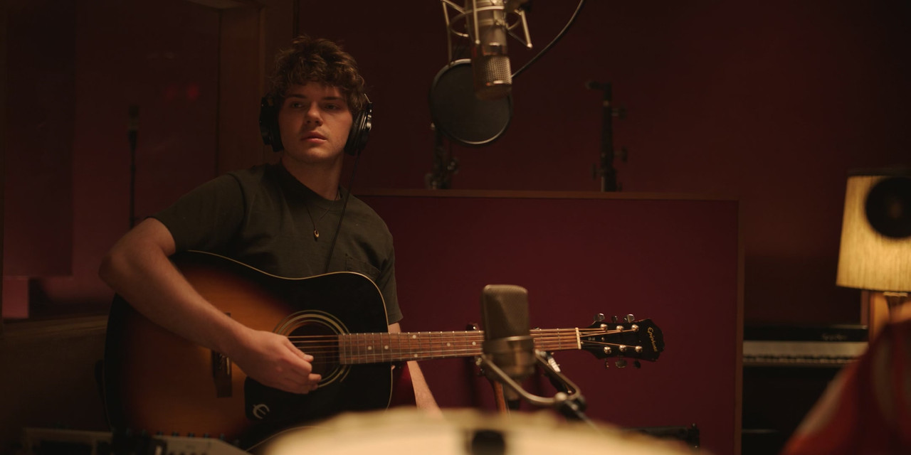 Little Voice (2020) S01E04 Love Hurts (4Kto1080p ATVP Webrip x265 10bit EAC3 5.1 - HxD) [TAoE].mkv_2