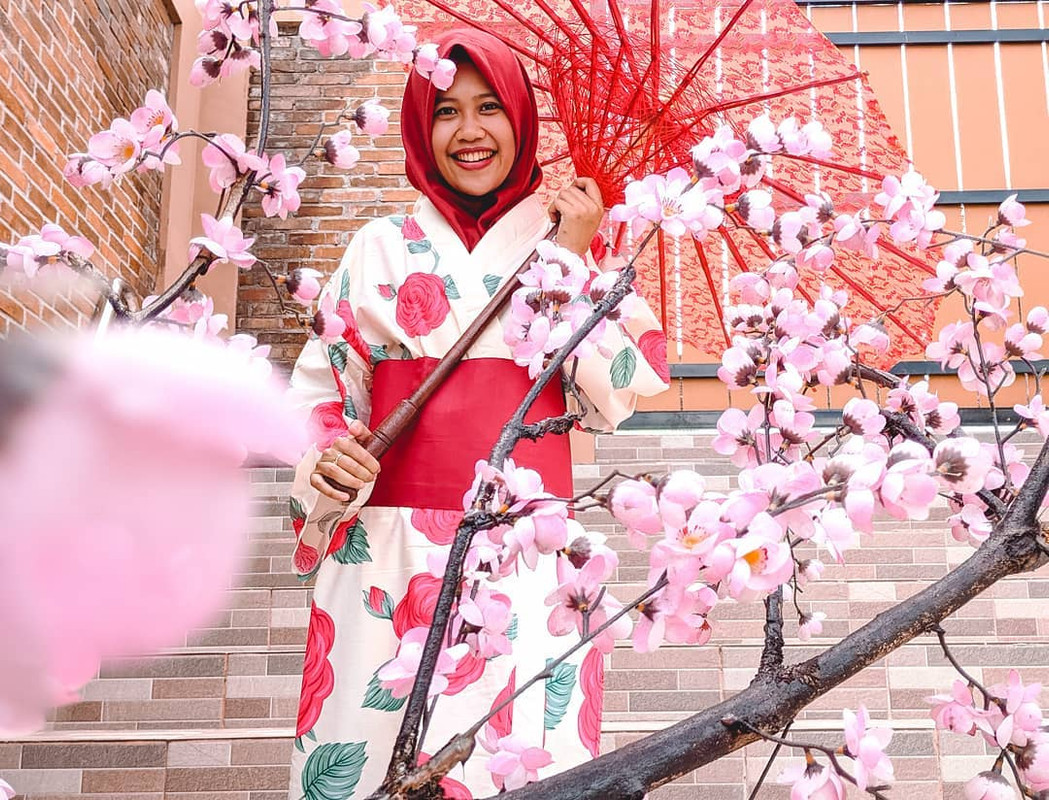 Pengunjung dengan pakaian kimoni di Museum Sewu Rai.