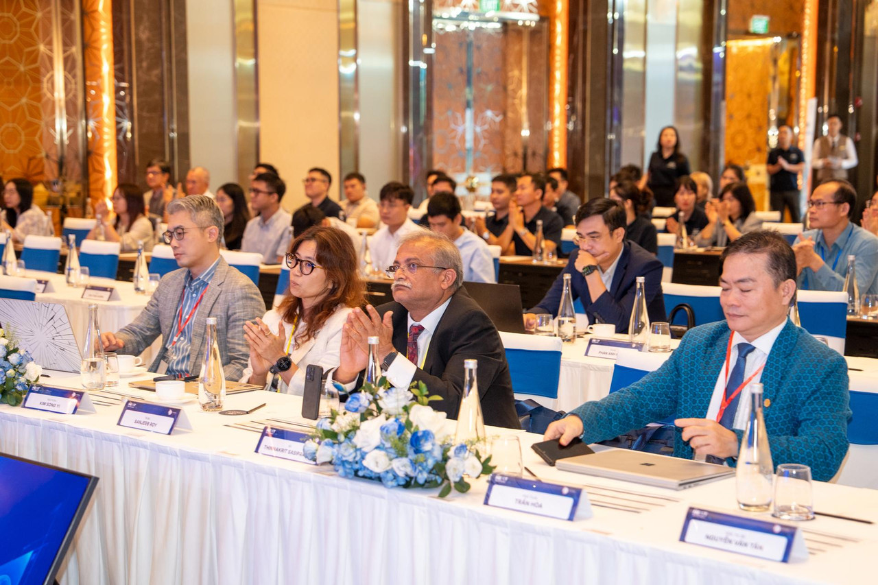 Lễ tân đón tiếp các chuyên gia, giáo sư và hội viên tham dự NEXT TECH FORUM 2026