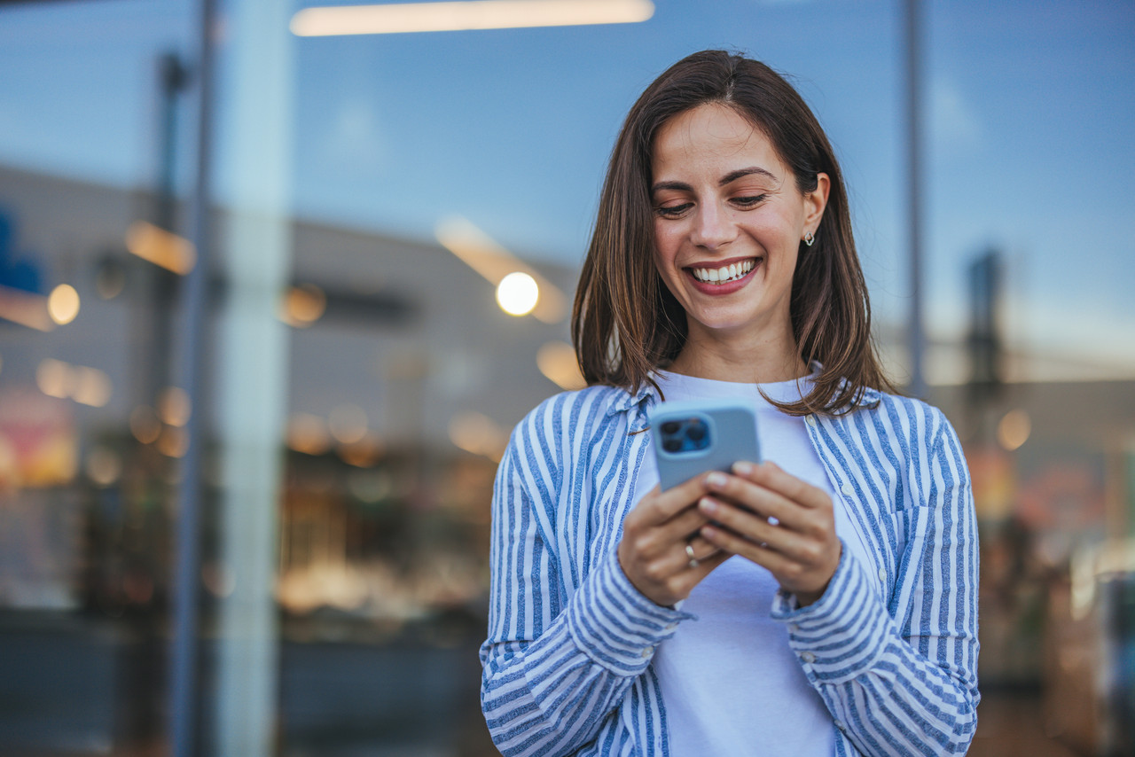 Mulher sorrindo com celular