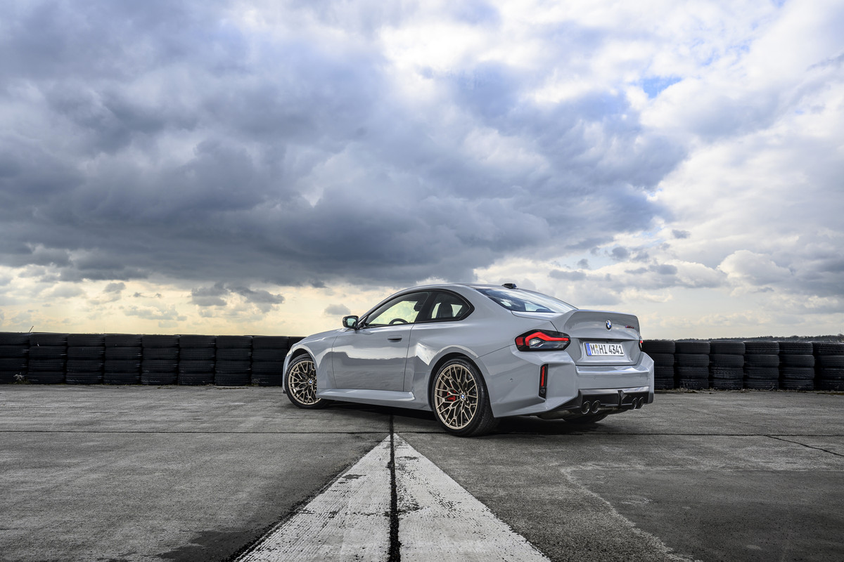 P90600876_highRes_the-new-bmw-m2-cs