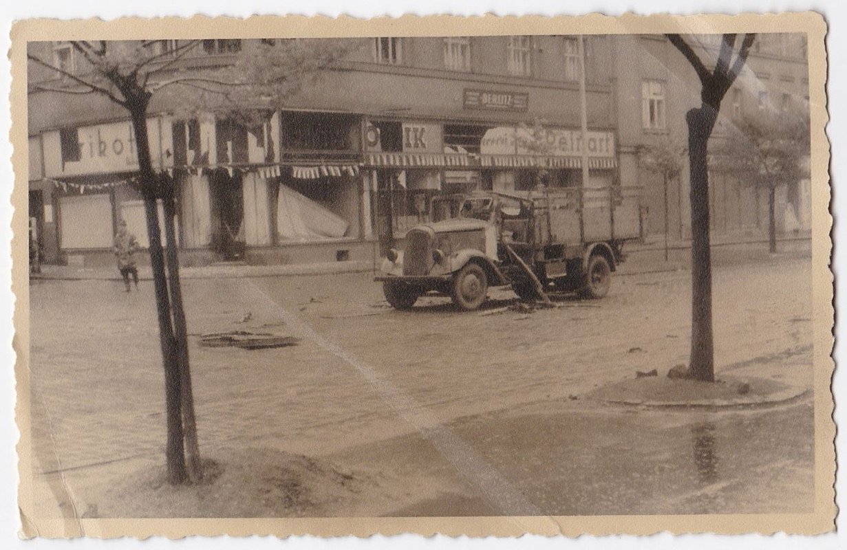 Foto, zerstörter LKW, Straßenkampf, Explosion, T