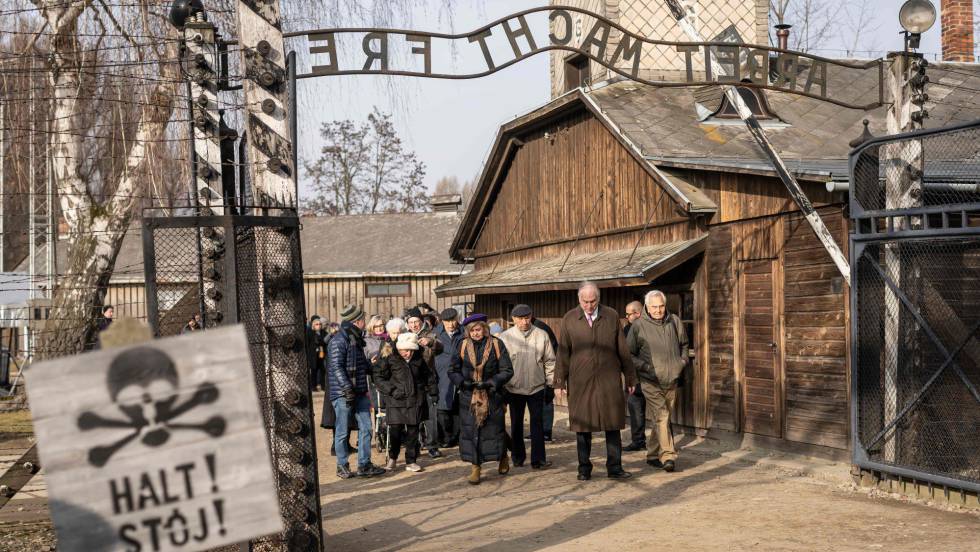 El presidente del Congreso Mundial Judío, Ronald Lauder, y supervivientes del Holocausto cruzan este domingo la puerta de Auschwitz-Birkenau en Oswiecim. WOJTEK RADWANSKI AFP