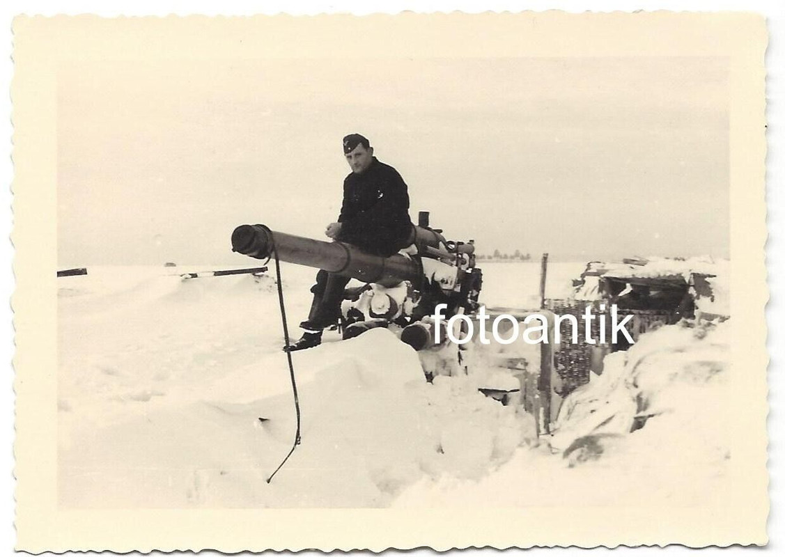 Foto 2 WK Geschütz 8,8 cm Flak in Stellung eingeschneit Panzer Abwehr Soldat