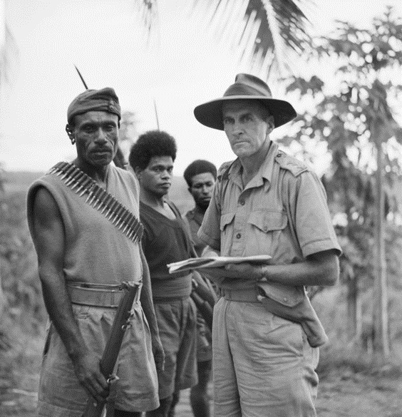 AWM_127566_Capt_T._GRAHAMSLAW,_ANGAU,_BRIEFING_SERGEANT-MAJOR_KATUE_Oct_1942