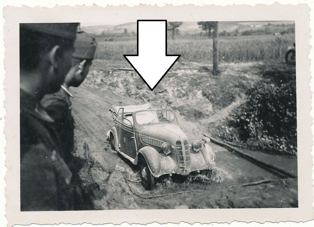 FOTO PKW KÜBELWAGEN MIT KENNUNG IM GELÄNDE