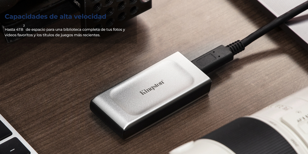 El SSD Kingston XS2000 en un ambiente exterior, mostrando su resistencia y portabilidad.