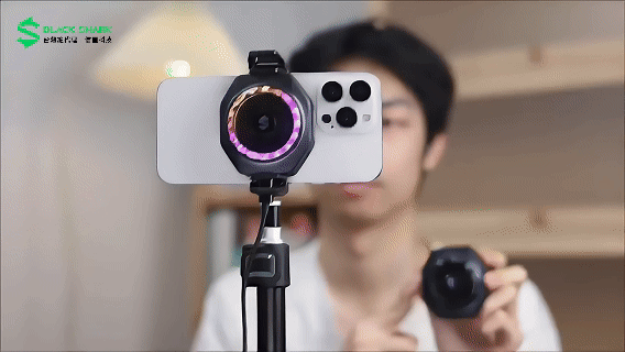 它的抓手自帶1/4螺絲孔，可以鎖在腳架、穩定器上