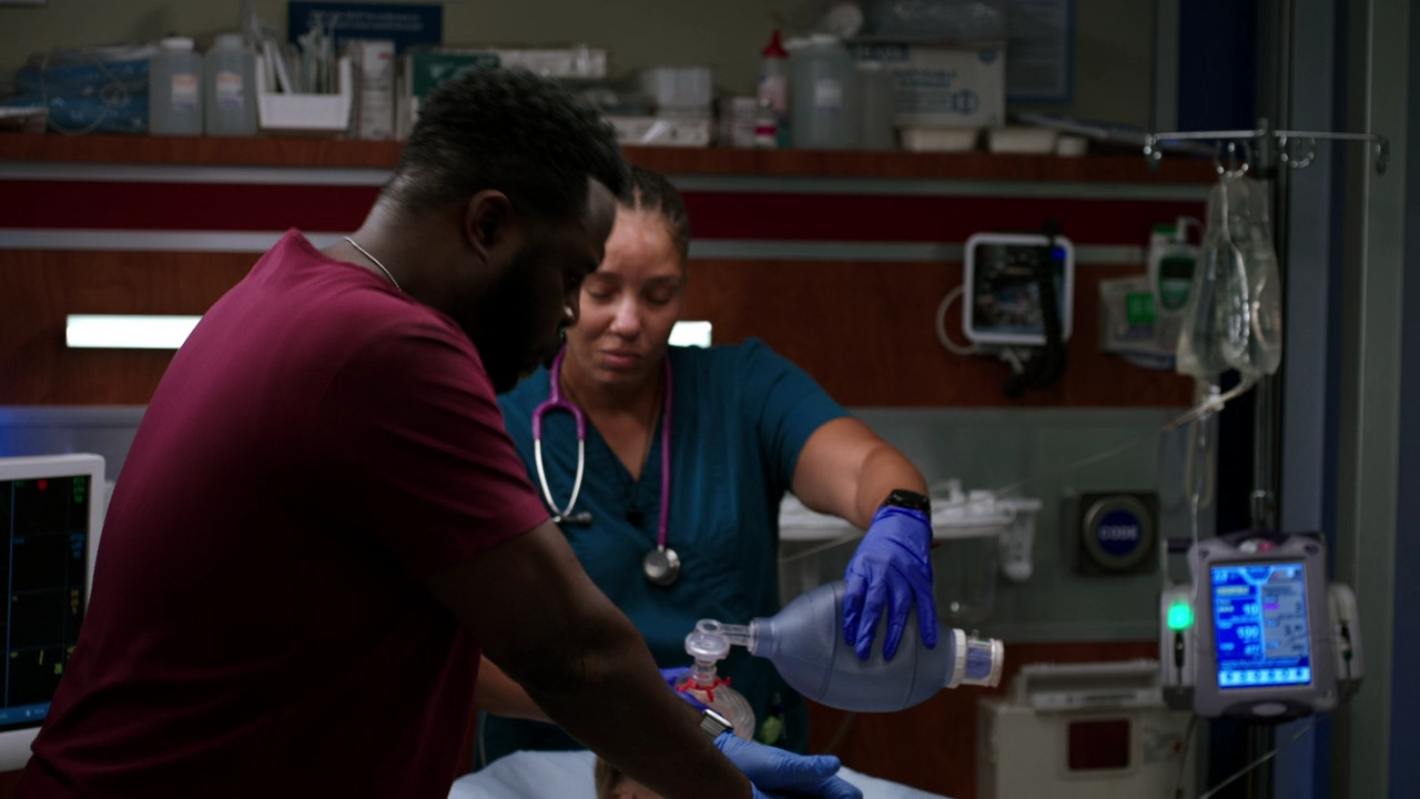 Chicago.Med.S08E01.Si.comincia.contando.le.perdite.720p.WEBMux.ITA.ENG.x264-BlackBit[screenshot 2]