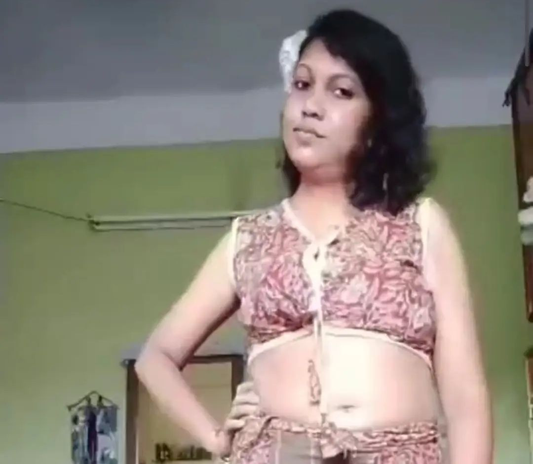 Hot girlfriend showing her full nude body In
