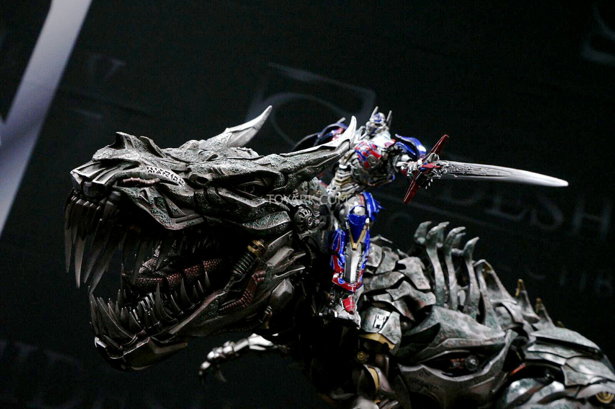 SDCC-2014-Sideshow-Transformers-Optimus-and-Grim