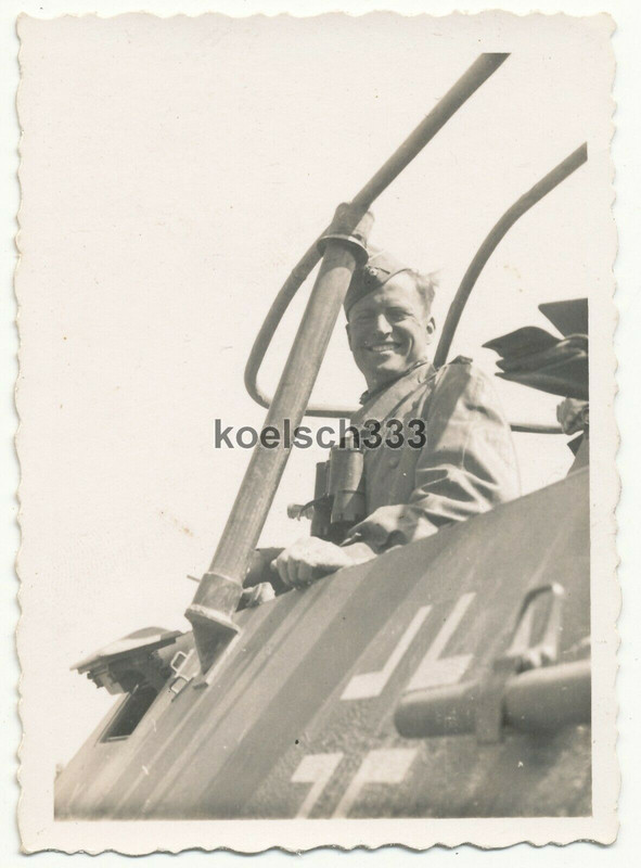 Offizier der Wehrmacht mit Fernglas im Schützenpanzer Befehlswagen im Osten