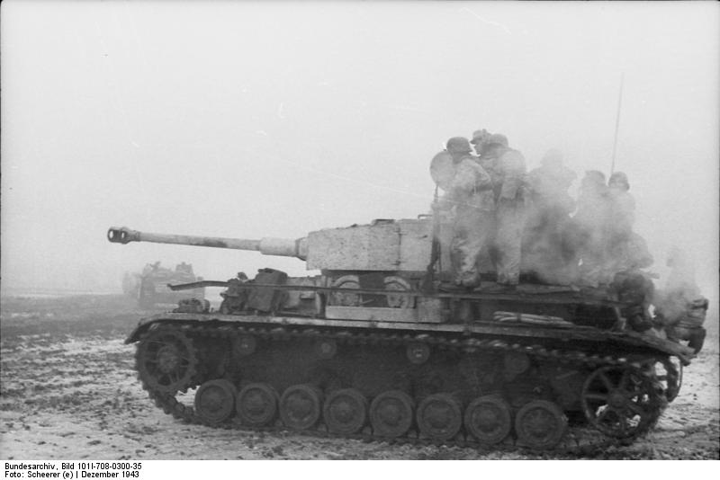 Panzergrenadiers en un Panzer IV en diciembre de 1943