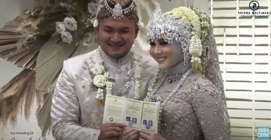 Kesha dan Adhi tunjukkan buku nikah