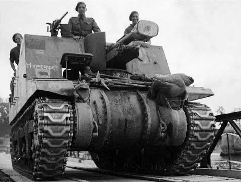 Soldados británicos en su M7 Priest, en movimiento a través de Normandía, 1944 Soldados británicos en su M7 Priest, en movimiento a través de Normandía, 1944