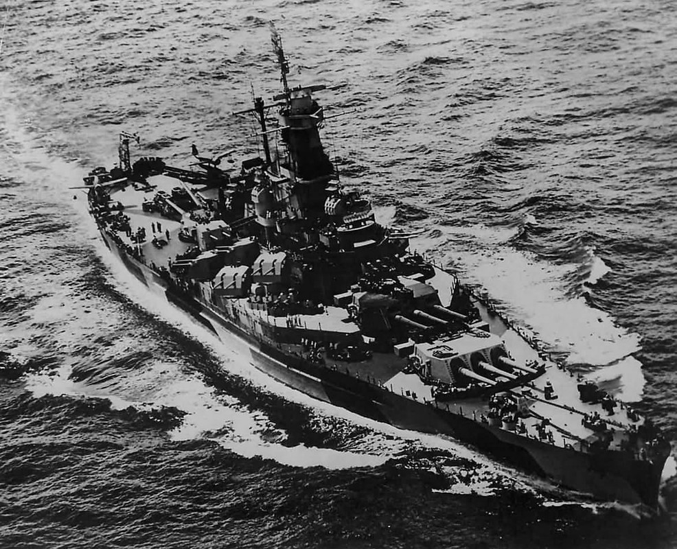 USS-Indiana-BB-58-en-ruta-a-las-Islas-Marshall-enero-de-1944.jpg