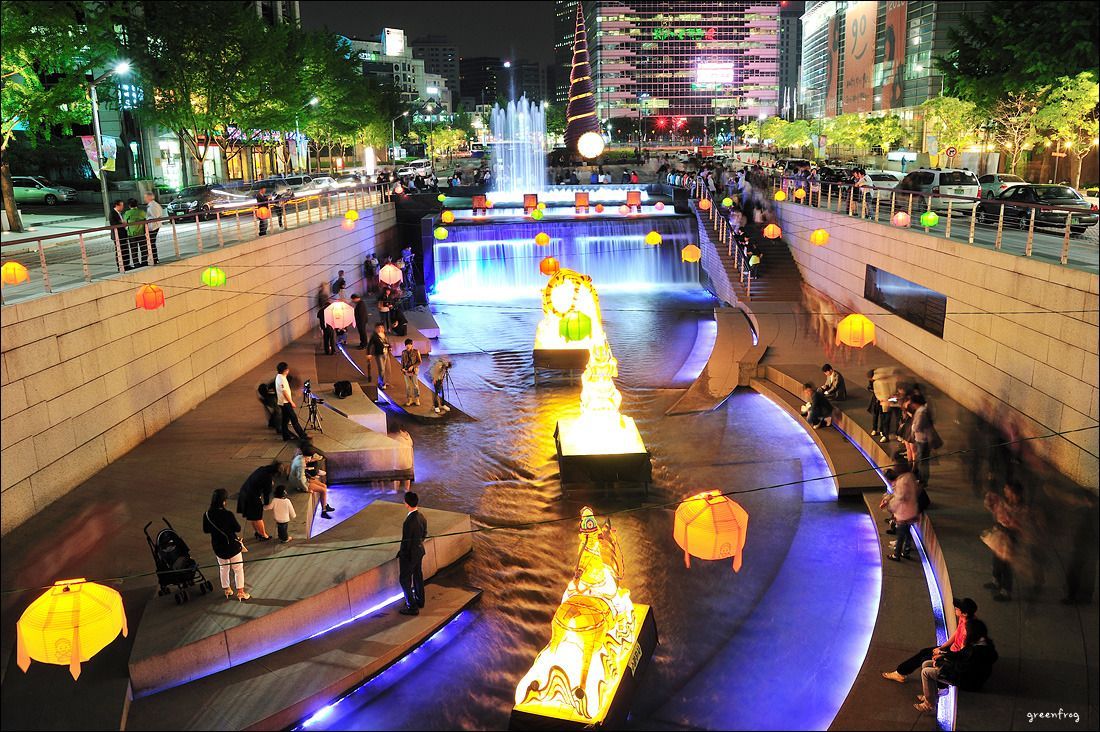 Sungai Cheonggyecheon di malam hari