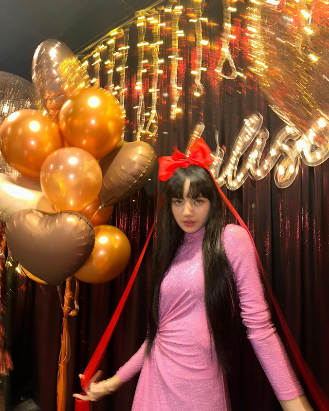 Momen ulang tahun Lisa BLACKPINK, busananya jadi sorotan.