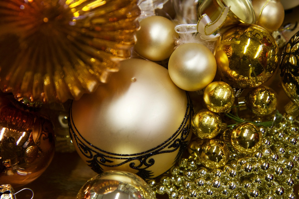 Goldandbeigebaubles.jpg