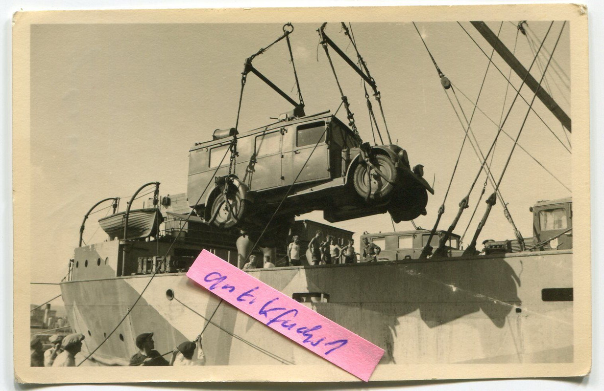 Propaganda-LKW am Schiff-Kran für Afrika beim Af